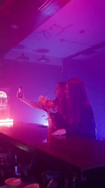 Duas Jovens Mulheres Adultas Felizes Namoradas Bar Noturno Tirar Selfie — Vídeo de Stock