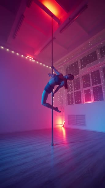 Zarif Kadın Neon Işıklandırma Altında Direk Dansı Yapıyor Esneme Ayrılma — Stok video