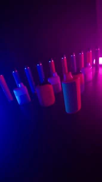 Πολλές Κασέτες Και Ηλεκτρονικά Τσιγάρα Neon Light Dark Background Έννοια — Αρχείο Βίντεο