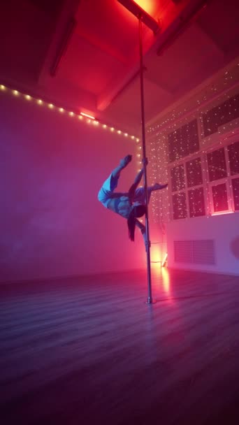 Zarif Kadın Neon Işıklandırma Altında Direk Dansı Yapıyor Hava Jimnastiği — Stok video