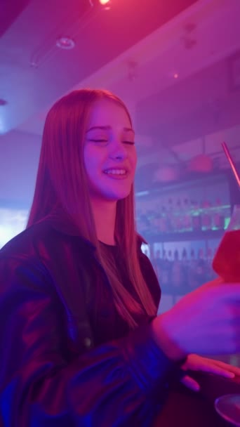 Cute Happy Blonde Girl Siedzi Barze Counter Nocnym Klubie Uśmiechając — Wideo stockowe