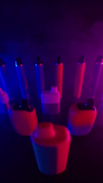 Montones Vapes Cigarrillos Electrónicos Neón Luz Fondo Oscuro Concepto Adicción — Vídeos de Stock
