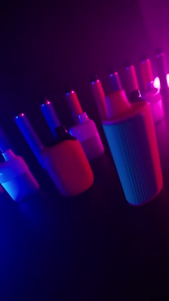Spousta Vapes Elektronické Cigarety Neon Light Dark Pozadí Koncept Závislost — Stock video