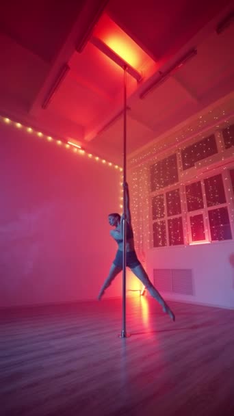Κομψή Γυναίκα Εκτελεί Ένα Pole Dance Neon Φωτισμός Εναέρια Γυμναστική — Αρχείο Βίντεο