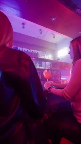 Due Giovani Donne Adulte Parlano Con Barista Bar Notturno Illuminazione — Video Stock