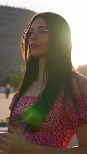 Портрет Молодої Дорослої Брюнетки Окулярах Рожеве Плаття Міському Тлі Сонячний — стокове відео