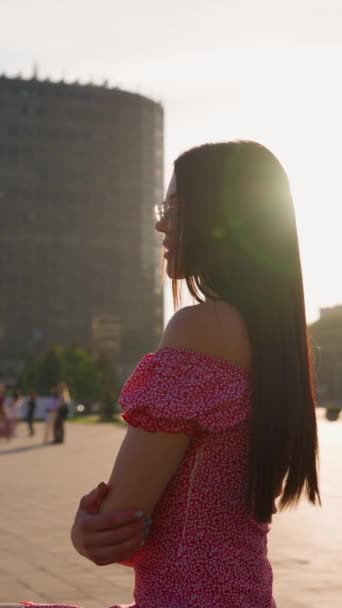 Retrato Uma Jovem Mulher Adulta Morena Vestindo Óculos Vestido Rosa — Vídeo de Stock