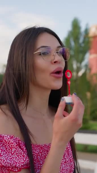 Retrato Feliz Morena Mulher Vestindo Óculos Soprando Bolhas Sabão Primavera — Vídeo de Stock