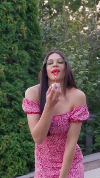 Retrato Feliz Morena Mulher Vestindo Óculos Rosa Vestido Soprando Bolhas — Vídeo de Stock