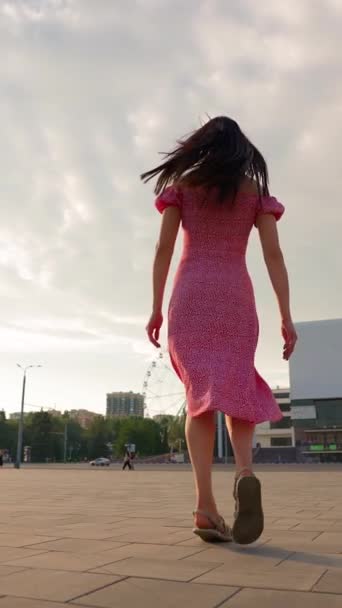 Szczęśliwa Kobieta Okularach Różowej Sukience Spinning Uczucie Pozytywnego Dobrego Nastroju — Wideo stockowe