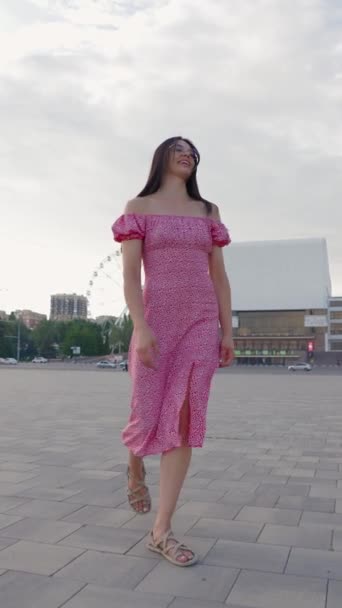 안경에 여자와 드레스 화창한 공원에서 긍정적이 분위기를 느끼고 시간과 여성의 — 비디오