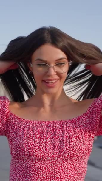 Sorrindo Morena Mulher Vestindo Óculos Rosa Vestido Caminha Através Parque — Vídeo de Stock