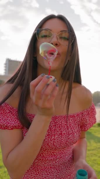 Ritratto Felice Bruna Donna Indossando Occhiali Vestito Rosa Che Soffia — Video Stock
