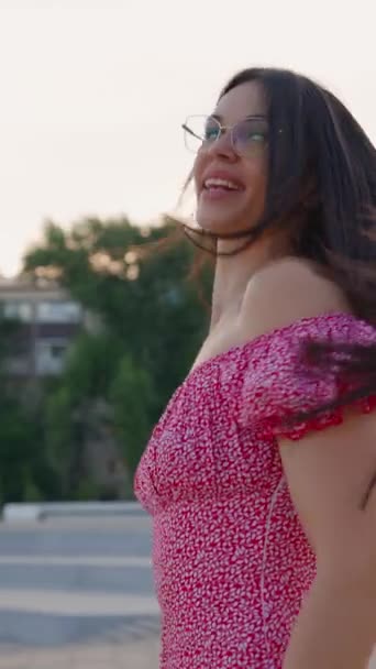 Happy Woman Eyeglasses Pink Dress Spinning Αίσθηση Θετική Και Καλή — Αρχείο Βίντεο