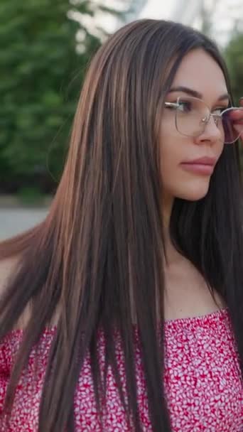 Portré Barna Visel Szemüveg Egy Rózsaszín Ruha Sétál Városligetben Napközben — Stock videók