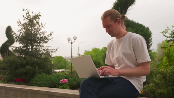 Serious Young Adult Freelancer Werken Laptop Buiten Een City Park Rechtenvrije Stockvideo's
