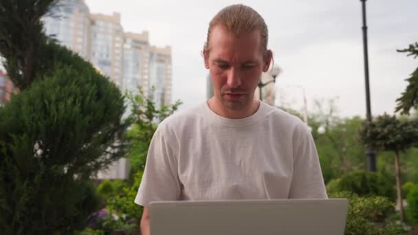 Serious Young Adult Freelancer Werken Laptop Buiten Een City Park Rechtenvrije Stockvideo's