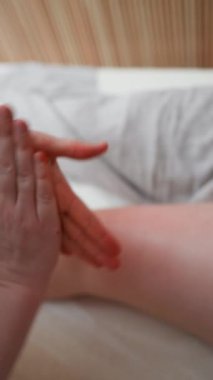 Masör, Spa Güzellik Salonunda Kilo Verme ve Şekil Düzeltme Müşterisi Sorun Alanları Vücut Masajı Veriyor. Sağlıklı Vücut ve Deri. Kendine-sevgi bakımı. Yavaş Hareket, Dikey Video