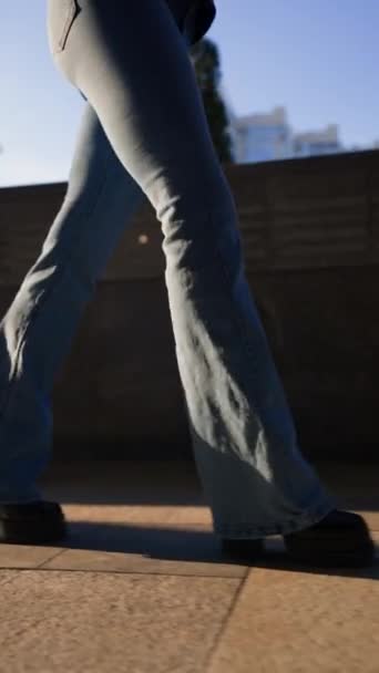 Vrouwelijke Benen Jeans Lopen Sunset Light Onherkenbare Zelfverzekerde Vrouw Loopt Rechtenvrije Stockvideo