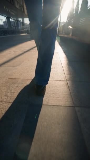 Kvinnliga Ben Jeans Och Svarta Skor Går Sunset Light Oigenkännlig — Stockvideo