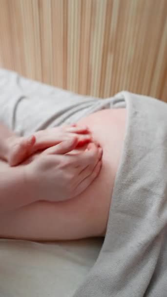 Masseuse Geeft Cellulitis Massage Aan Probleemgebieden Lichaam Voor Gewichtsverlies Figuur Videoclip