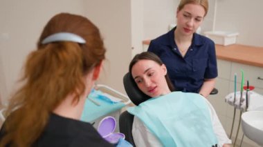 Profesyonel Dişçi Diş Hekiminde Diş Hekiminde Diş Hekimliği ile Diş Bakımı 'ndan bahsediyor. Güzel kadın doktor. Sağlık ve Tıp Konsepti. 