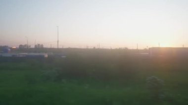 Güzel bir gün batımında kurşun tren raylarında ilerliyor. Seyahat ve trenle seyahat. Trenlerin boş pencerelerinde iç görünüm.