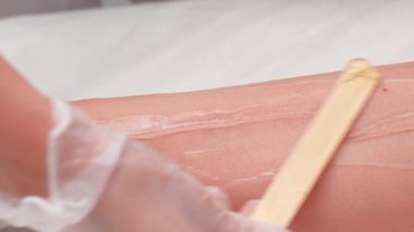 Modern Güzellik Salonu 'ndaki Profesyonel Kadın Kozmetik Uzmanı Laser Saç Temizleme Prosedürü Müşterisi' ni kapatın. Vücut Bakımı Konsepti. Dermatoloji, fotoregenasyon. Kozmetik kliniği. Yavaş Hareket