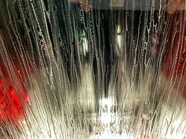 自動洗車機の車両フロントガラスの水や石鹸液からの抽象的なデザインのテクスチャの背景 — ストック写真