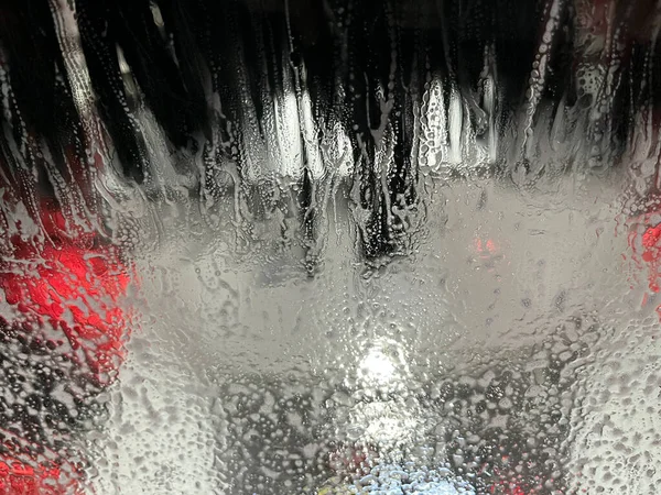 Otomatik Oto Yıkama Sırasında Arabanın Camında Durulama Suyunun Soyut Tasarımlarının — Stok fotoğraf