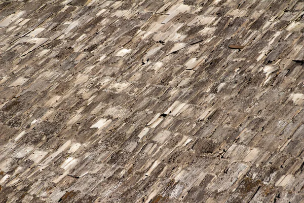 明治33年 1900年 の老朽化した木造鉄筋コンクリート造の納屋の屋根の全体的なフレーム抽象的な質感 — ストック写真