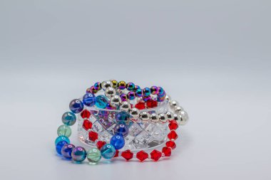 Bu resim, beyaz arkaplan ile renkli ve yanardöner boncuklar içeren güzel, küçük bir kurşun kristal kasenin makro bir görünümünü gösteriyor.