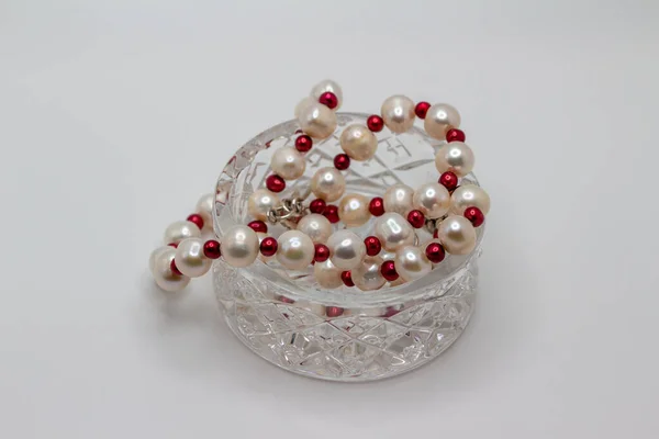 Makroabstrakte Ansicht Einer Kleinen Kristallschale Mit Einer Barocken Perlenkette Aus — Stockfoto