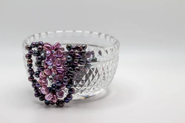 색색의 자주색 바로크 목걸이가 다이아몬드 그릇에 매크로 추상적 이미지 — 스톡 사진