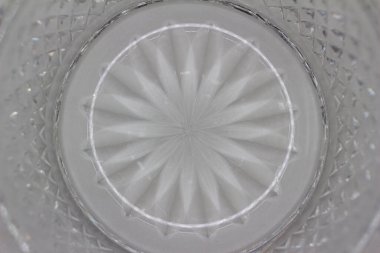 Yuvarlak kristal cam bir yüzeyin makro soyut doku arka planı ve yıldız patlaması tasarımı kesikleri