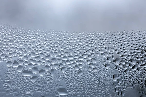 冷気中の窓ガラス面に結露する水滴の質感背景 — ストック写真