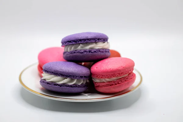 Nahaufnahme Farbenfroher Französischer Macaron Konfekte Mit Cremefüllung Auf Weißem Hintergrund — Stockfoto