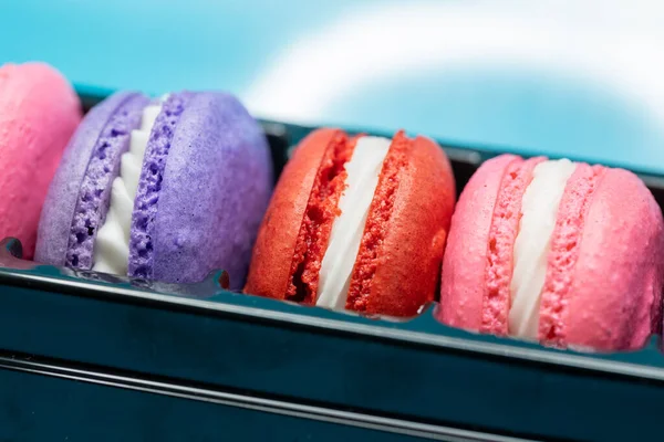Close Uitzicht Een Dienblad Van Kleurrijke Franse Macaron Snoepgoed Met — Stockfoto