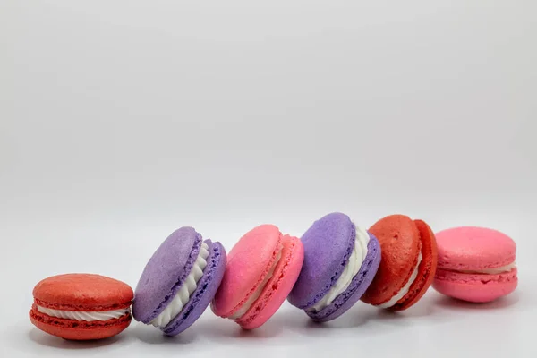 Detailní Pohled Barevné Francouzské Macaron Cukroví Krémovou Náplní Bílém Pozadí — Stock fotografie