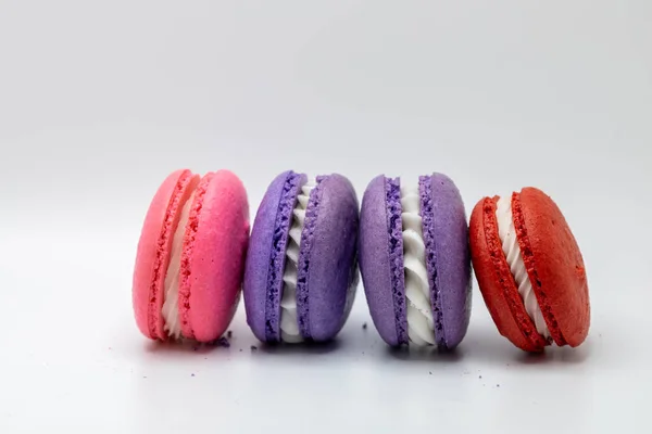 Close Uitzicht Kleurrijke Franse Macaron Snoepgoed Met Een Crème Vulling — Stockfoto