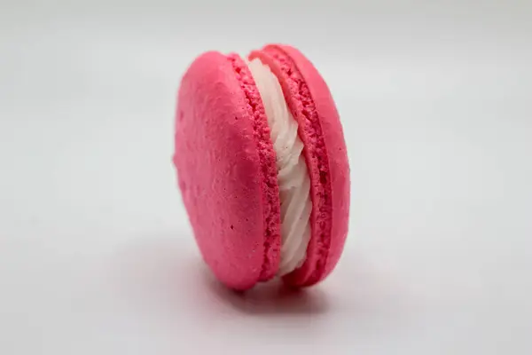 Vista Perto Uma Confeção Macaron Francês Com Recheio Creme Fundo — Fotografia de Stock