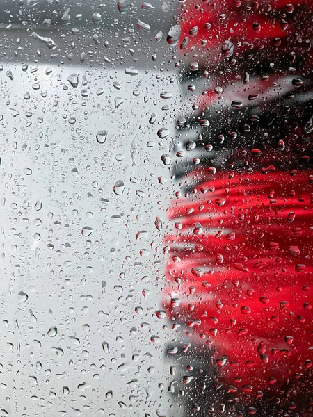 自動洗車機で車のフロントガラスの抽象的なテクスチャビューを閉じます 水滴のデザイン — ストック写真