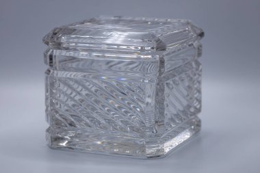 Şeffaf diyagonal çizgileri olan güzel bir modern kare kurşun kristal cam kutunun yakın görüntüsü