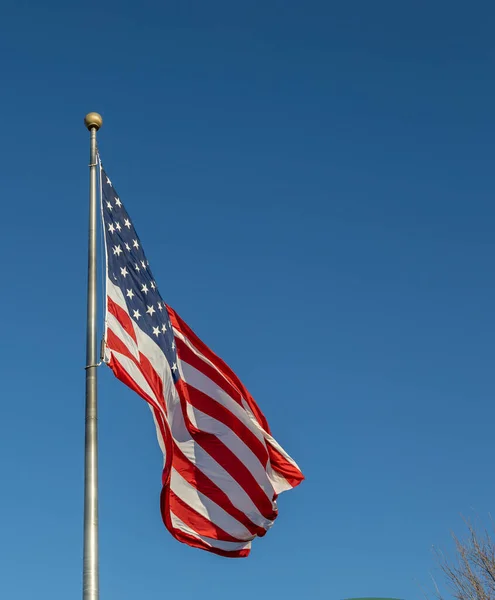 Vista Cerca Una Bandera Americana Ondeando Sobre Asta Bandera Con —  Fotos de Stock