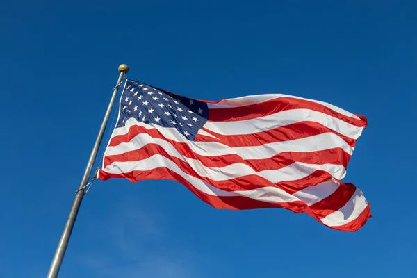 Вигляд Американського Прапора Махає Флагштоку Синім Фоном Неба — стокове фото