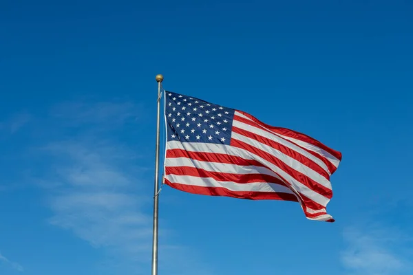 Close View American Flag Waving Flagpole Blue Sky Background — Stock Photo, Image
