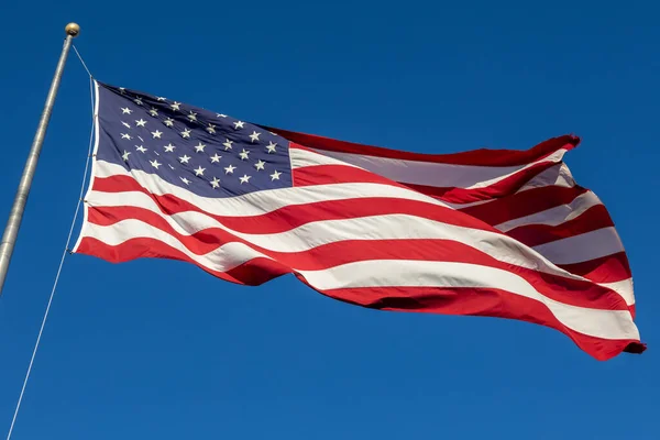 Close View American Flag Waving Flagpole Blue Sky Background — Stock Photo, Image