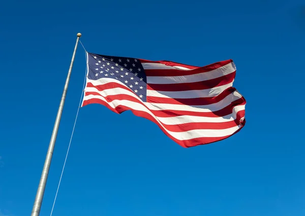 Vista Cerca Una Bandera Americana Ondeando Sobre Asta Bandera Con —  Fotos de Stock