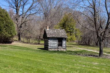 Amerika Birleşik Devletleri 'nin orta batısındaki kırsal bir bölgede 19. yüzyıldan kalma küçük bir kulübe.
