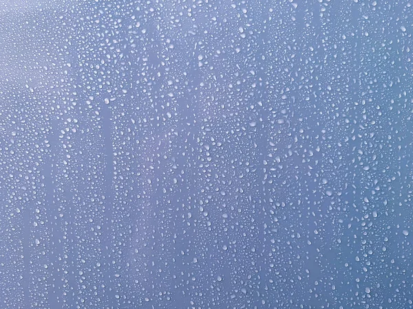 淋浴墙表面水滴的紧密的薰衣草蓝色抽象纹理背景 — 图库照片